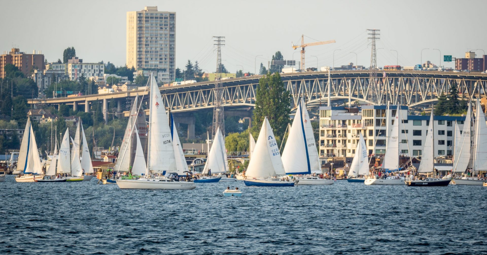 Seattle Aktion Sailing scaled e1718199641367 1920x1008 - Seattle - Ganz Schön Sportlich!